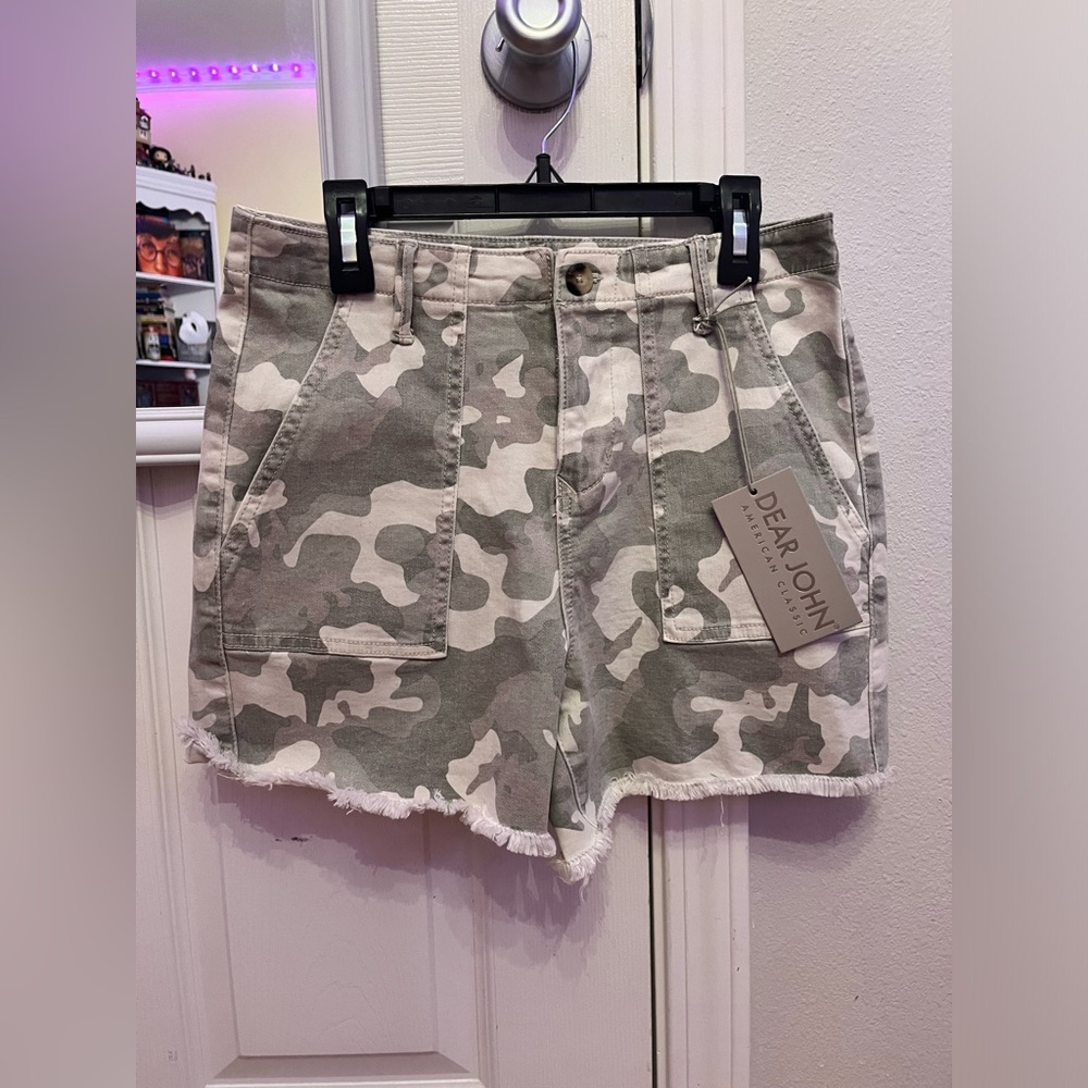 Dear John Camo shorts size 26